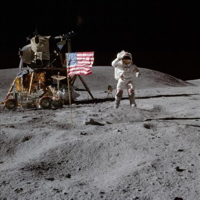 Астронавт Джон У. Янг, командир Apollo 16, на лунной поверхности